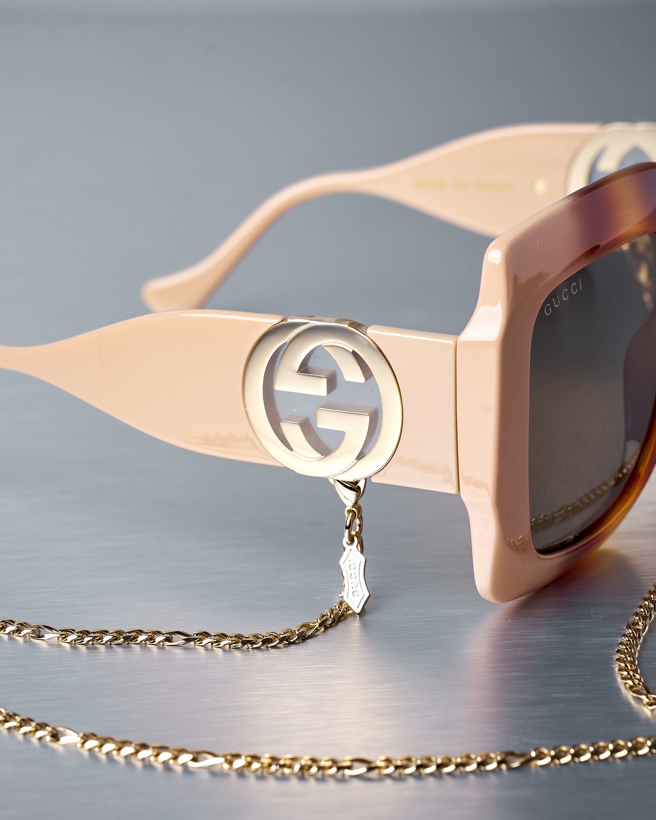 Gucci Geometric sunglasses with neck chain