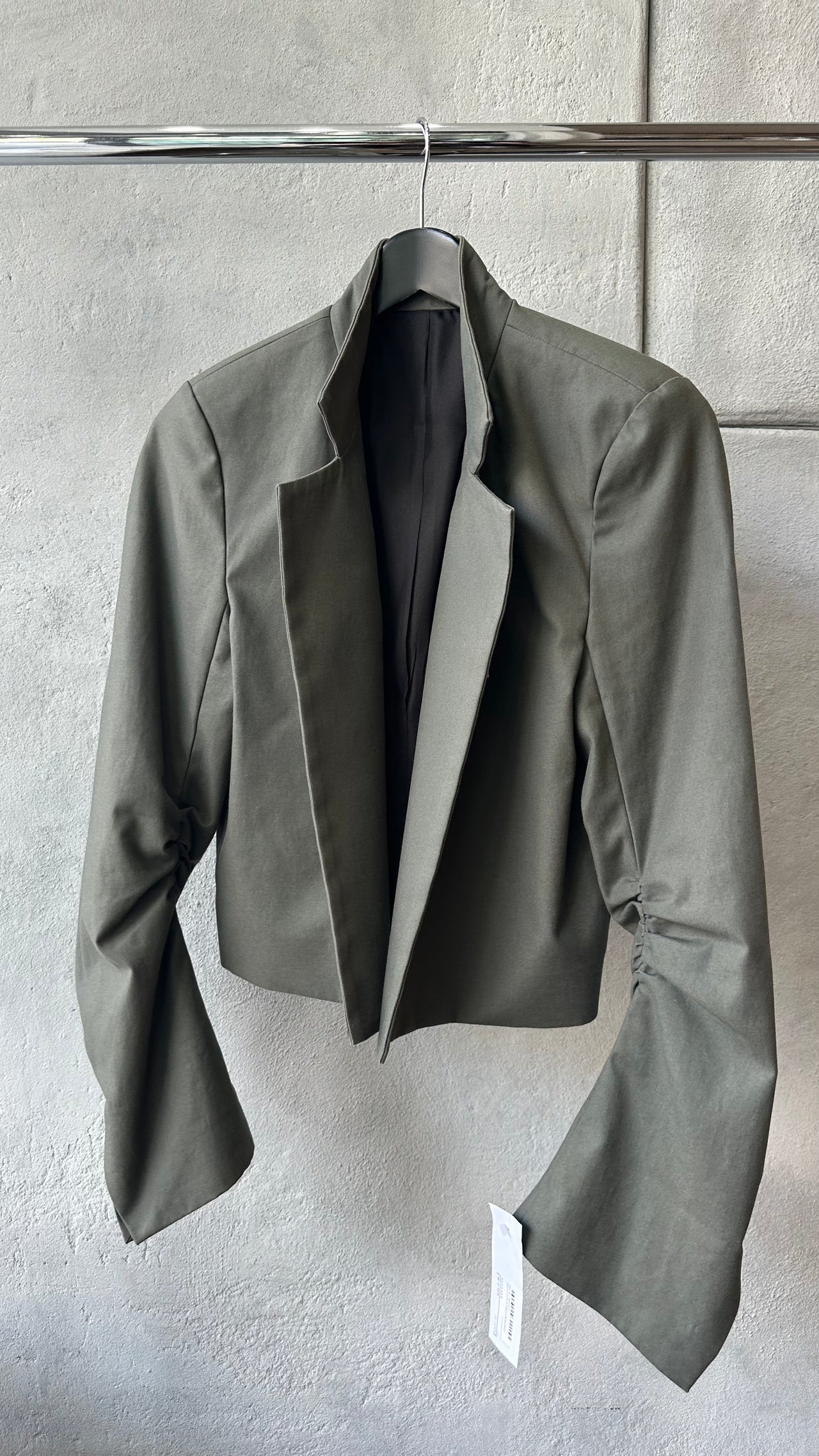 É Seu266 Gathered Sleeve Structured Cropped Jacket