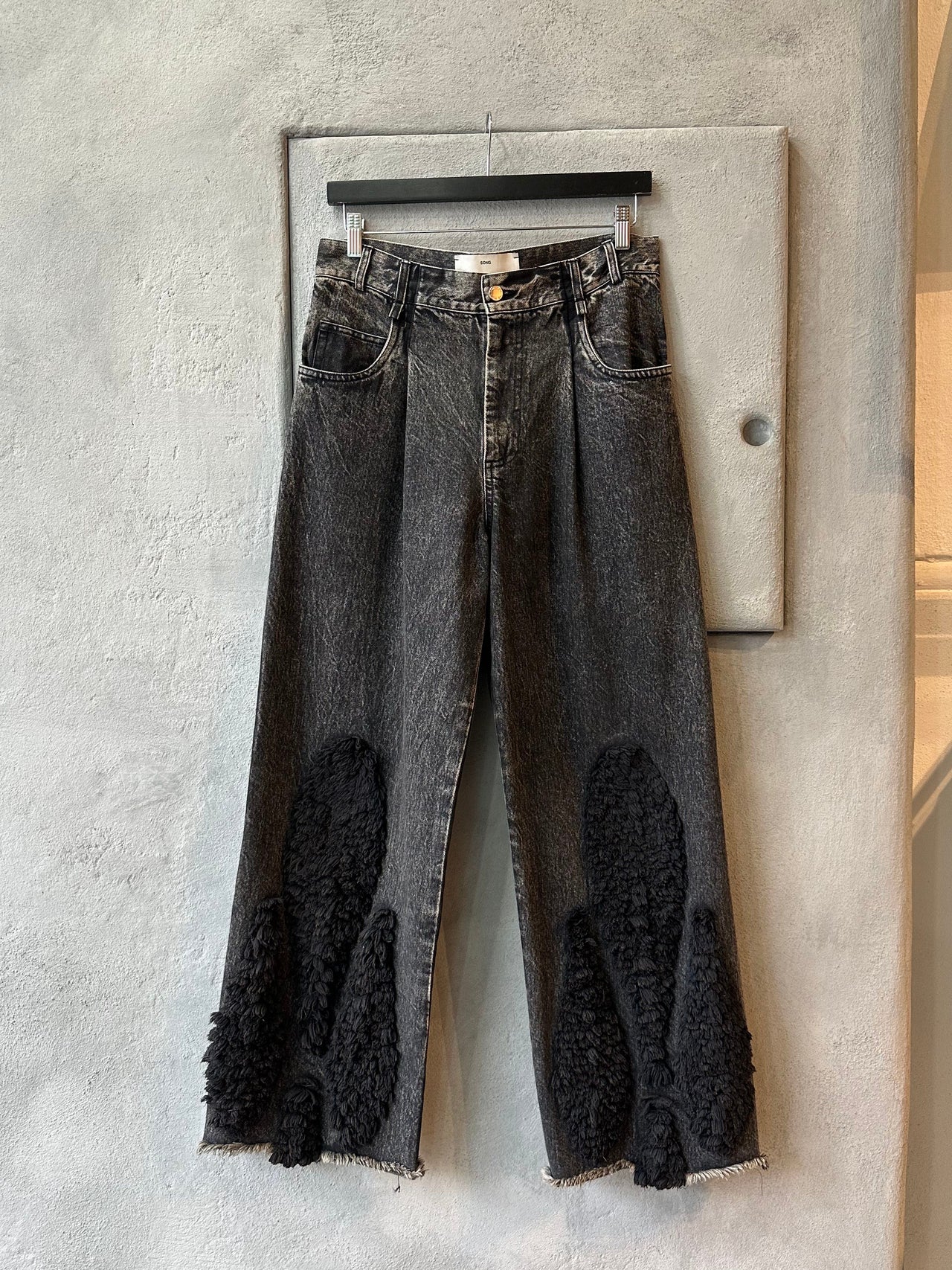 Song For The Mute 24.2 Tear Drop Fuzzy applique boyfriend jeans