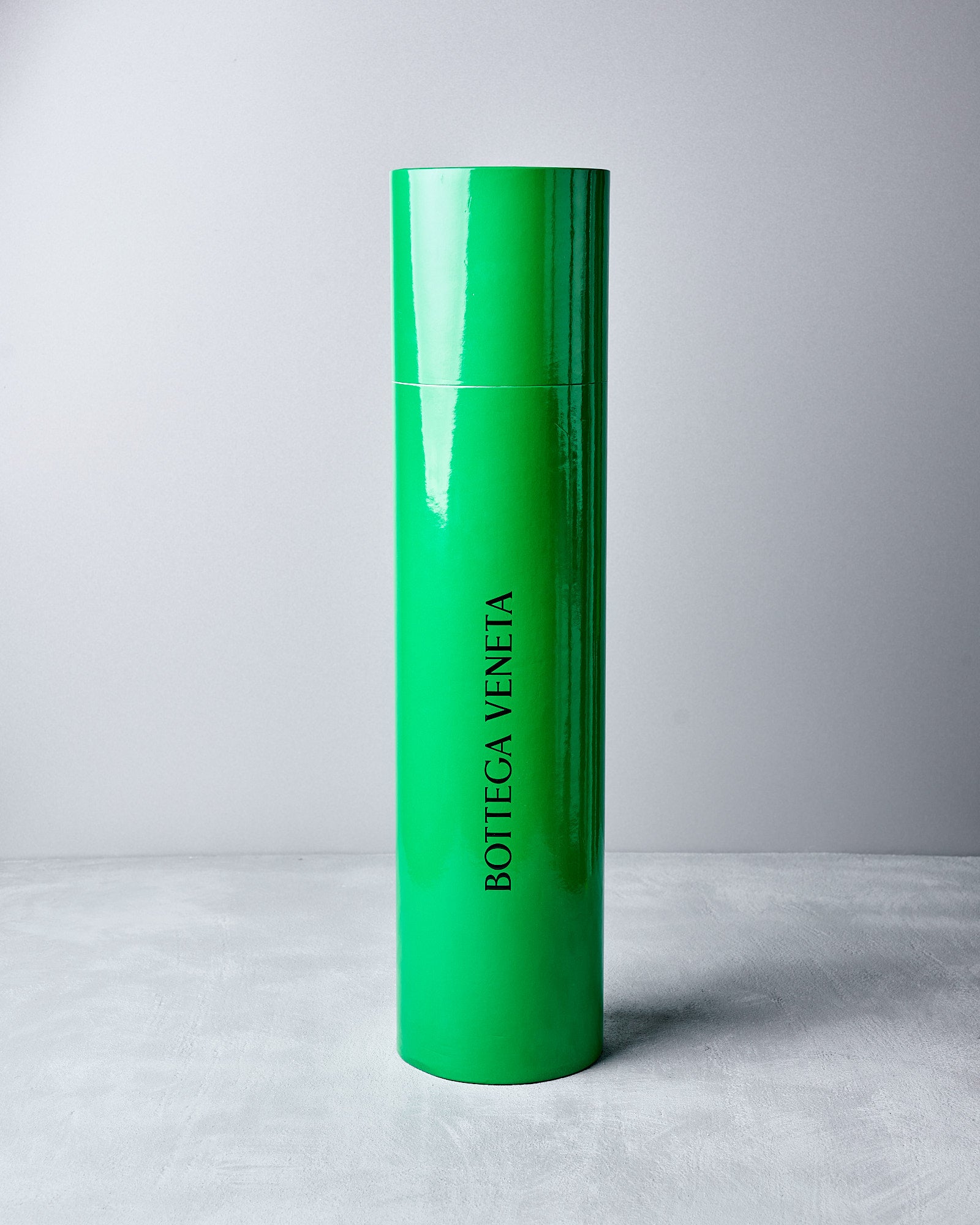 Green cylindrical container with 'Boiteca Veneta' branding on a gray background