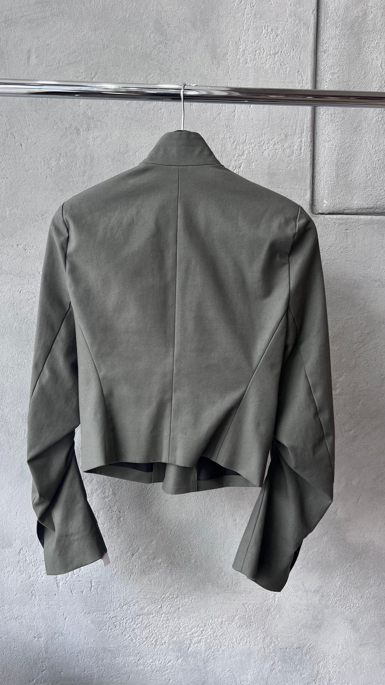 É Seu266 Gathered Sleeve Structured Cropped Jacket